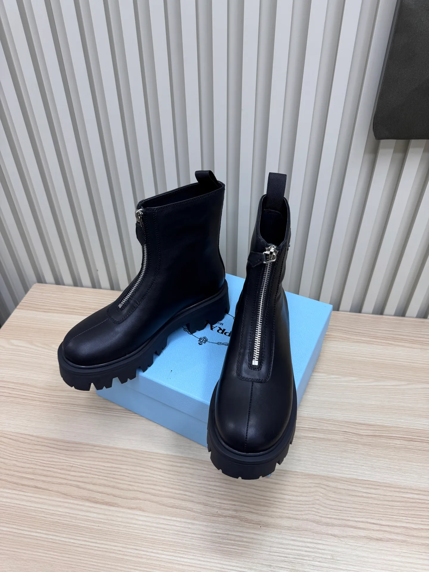 👟👟Ex-factory price 680👟👟 Prada / Prada couple's Martin boots are here, comfortable and elegant to wear. The original molded outsole of the counter is 1:1 replica. It is made of non-slip and wear-resistant imported TPU tin mold vacuum outsole. Tank-shaped thick sole. Fabric: imported anti-explosion cowhide. Lining: imported mixed sheepskin lining. Sheepskin foot pads. Outsole: tin molded beef tendon sole. Code number: 35-41 (42 customized)